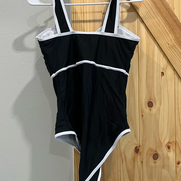 Black & white vintage style one piece - Picture 3 of 3